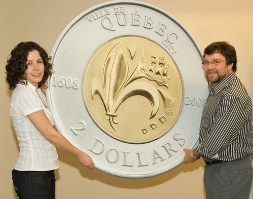 Geneviève Bertrand accompagné de William Woodruff, graveur principal de la Monnaie royale canadienne.